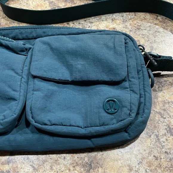 Lululemon Multi-Pocket Crossbody Bag 2.5L - Teal - Picture 3 of 12